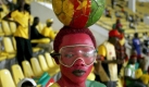 Das vorletzte Ticket des afrikanischen Kontinents hat sich Kamerun gesichert. Größter internationaler Erfolg war das Erreichen des Viertelfinales bei der WM 1990. Mit der sechsten Teilnahme an dem internationalen Wettbewerb zählt Kamerun ebenfalls zu den stärksten Teams Afrikas. Foto: dpa