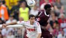 Punkteteilung in Kln: Im Kellerduell zwischen den Rheinlndern und dem 1. FC Kaiserslautern htten die Gastgeber den Sieg verdient gehabt. Einer der aufflligsten Klner war Mato Jajalo (links), der sich hier gegen Lauterns Rodnei durchsetzen muss. Foto: dapd
