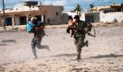Soldaten der libyschen Rebellenarmee bringen zwei Kinder aus der Gefahrenzone in Sirte. Die Kinder aus Bangladesch waren in der Stadt gefangen und wurden nun von den Rebellen befreit. Der Kampf um die Stadt erweist sich als schwieriger als erwartet. Die Rebellen stoßen immer wieder auf Gaddafi-treue Scharfschützen, die erbitterten Widerstand leisten. Foto: dapd