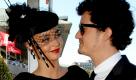 Nachwuchs für Orlando Bloom und Miranda Kerr
Vorspann: 	
Text: 	

Los Angeles (dpa) - Die Baby-Gerüchte stimmen: Das australische Topmodel Miranda Kerr (27) und der britische Filmstar Orlando Bloom (33) erwarten Nachwuchs. «Ja, ich bin schwanger, im vierten Monat», offenbart Kerr laut «People.com» im Septemberheft der spanischen «Vogue»-Ausgabe.

Seit ihrer Heirat im Juli kursierten Schwangerschaftsgerüchte durch die US-Medien. Es sei anfangs nicht leicht gewesen, ihren Zustand geheim zu halten, räumte das Model ein. Sie erinnere sich an einen «schrecklichen» Arbeitstag während des ersten Trimesters, an dem sie stark unter Übelkeit gelitten habe.

Der Mädchenschwarm Bloom, bekannt als romantischer Held in Filmen wie «Fluch der Karibik» oder «Herr der Ringe», hatte dem «Victoria's Secret»-Model Kerr in kleinstem Kreis der Familie das Jawort gegeben.

Bloom und Kerr lernten sich vor gut drei Jahren am Rande einer Modeshow in New York kennen, wo Kerr in Unterwäsche über den Laufsteg schritt. Im Lauf der Zeit soll Bloom seiner Liebsten mehrmals Anträge gemacht haben, aber erst im Juni antwortete sie mit «Ja». Beide hatten immer wieder betont, dass sie nur das Nötigste aus ihrem Privatleben verraten möchten. Foto: dpa