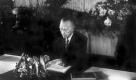 Präsident des Parlamentarischen Rates, Dr. Konrad Adenauer, bei der Unterzeichnung des Grundgesetzes am 23. Mai 1949. Foto: dpa