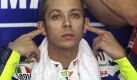 Italian Valentino Rossi of the Fiat Yamaha team adjust his earplug before the second practice session of the Malaysian MotoGP motorcycle racing at the Sepang international circuit, Sepang, Malaysia, Saturday, Oct 24, 2009. (AP Photo/Vincent Thian) Foto: ap