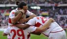 Stuttgarts Mauro Camoranesi (l.), Pawel Pogrebnjak (m.) und Daniel Didavi jubeln über ein Tor durch Pogrebnjak. Nach dem Europa-League-Erfolg gegen Bern (3:0) feierten die Schwaben beim eindrucksvollen 7:0 (2:0) gegen Borussia Mönchengladbach auch ihren ersten Saisonsieg in der Fußball-Bundesliga. Foto: dpa