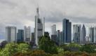 Frankfurter Bankenskyline: Alle Kreditinstitute sollen genaue und schnell überschaubare Informationen vor allem über Kosten und Renditen anbieten, um verlorenes Vertrauen der Anleger zurückzugewinnen. Foto: dpa