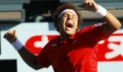Der Franzose Jo-Wilfried Tsonga führt einen halben Freudentanz auf demCentre Court auf, nachdem er bei den Japan Open das Sppiel gegen den Russen Mikhail Youzhny gewonnen hat. Dies gelang ihm mit 6:3 und 6:3. Foto: ap