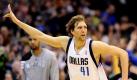 Mit 31 Punkte war Dirk Nowitzki der überragende Akteur gegen die Houston Rockets. Foto: Larry W. Smith Foto: dpa