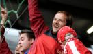 Gebt mir ein Spitzenreiter: Thomas Tuchel feierte nach dem siebten Sieg in Serie gemeinsam mit den Fans und den Spielern auf dem Zaun. Der Mainzer Trainer ist der Vater des Erfolges am Bruchweg.  Foto: ddp
