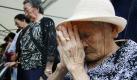 
An elderly woman prays as others offer a silent tribute during a ceremony to mark the 65th anniversary of the end of the Battle of Okinawa, in Itoman on the island, southern Japan, Wednesday, June 23, 2010. (AP Photo/Kyodo News) ** JAPAN OUT, MANDATORY CREDIT, FOR COMMERCIAL USE ONLY IN NORTH AMERICA **





 Foto: ap