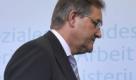 ARCHIV - Der fruehere Bundesverteidigungsminister, Bundesarbeitsminister Franz Josef Jung, verlaesst am Freitag, 27. November 2009, in Berlin nach der Verkuendung seines Ruecktritts das Podium. Der verheerende Luftangriff auf zwei Tanklaster in Kundus wird vom Bundestag Punkt fuer Punkt durchleuchtet. Die Union stellt sich der Forderung der Opposition nach einem Untersuchungsausschuss nicht entgegen, wie Fraktionschef Volker Kauder am Samstag, 28. November 2009, versicherte. SPD-Generalsekretaerin Andrea Nahles betonte, alle Vorgaenge muessten in dem Gremium lueckenlos aufgeklaert werden. Mit dem Ruecktritt von Bundesminister Franz Josef Jung sei die Affaere noch lange nicht ausgestanden. (AP Photo/Gero Breloer) --- FILE - In this Friday, Nov. 27, 2009 photo former German Defense Minister, German Labor Minister Franz Josef Jung, leaves the podium after a news conference in Berlin, Germany during which he declared he was resigning from the Cabinet amid the fallout from an airstrike in northern Afghanistan that already cost the head of the armed forces his job. Jung said Friday he was resigning to take 'political responsibility.' (AP Photo/Gero Breloer) Foto: ap