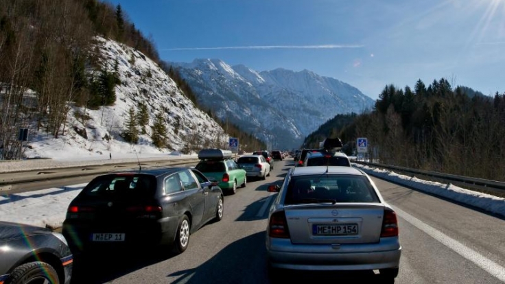 Wegen des Ferienendes in mehreren Bundesländern kehren am Wochenende wieder zahlreiche Wintersportler heim. Vor allem auf den Alpen-Routen Richtung Norden werden Staus erwartet.