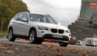 Ein BMW X1 steht im Rahmen einer Pressevorführung am Mittwoch (07.10.2009) vor dem Völkerschlachtdenkmal in Leipzig. Der kleine Geländewagen wird seit Anfang September im BMW Werk Leipzig produziert und steht vom 24. Oktober an beim Händler. Der Münchener Autobauer BMW hofft nach weltweiter dramatischer Absatzsatzflaute wieder auf Wachstum. Der Hersteller hatte im September binnen Jahresfrist nach mageren Monaten erstmals wieder ein leichtes Absatzplus von 0,7 Prozent verbucht und damit weltweit rund 122 350 Autos verkauft. Foto: Jan Woitas dpa/lsn/lby (zu dpa 0395 vom 07.10.2009) +++(c) dpa - Bildfunk+++ Foto: dpa
