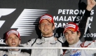 Die drei von der Jubelstelle:Nick Heidfeld (r.), Jenson Button (M) und Timo Glock strahlen auf dem Siegertreppchen in Sepang. Foto: dpa