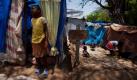 Ein junges Mädchen steht neben dem Eingang ihres Zeltlagers in einem Golfclub in Port-au-Prince. Über eine Million Menschen leben in provisorischen Wohnmöglichkeiten. Foto: ap