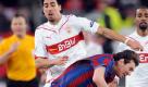 Lionel Messi (vorne) geht nach einem Körperkontakt mit Sami Khedira (l.) zu Boden. Foto: dpa