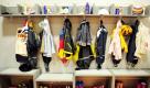 ARCHIV: Kinderkleidung haengt in Duesseldorf in einem Kindergarten an Kleiderhaken (Foto vom 15.05.08). Die Finanzen stehen am Mittwoch (26.05.10) im Mittelpunkt der Landtagssitzung. In zweiter Lesung beschaeftigt sich der Landtag mit einer von der CDU eingebrachten Aenderung des Kindertagesstaettengesetzes. Danach soll das Land nicht nur den Kindergartenbeitrag fuer Zweijaehrige, sondern auch den Krippenbeitrag bezahlen. Die SPD wiederum will mit einem eigenen Antrag eben darauf hinweisen, dass zum 1. August der Kindergartenbesuch ab dem zweiten Lebensjahr vollstaendig kostenlos wird. (zu ddp-Text) Foto: Clemens Bilan/ddp Foto: ddp