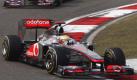 Shanghai, China. Ungewohntes Bild. Nicht Formel-1-Weltmeister und Red-Bull-Pilot Sebastian Vettel fährt vorneweg. Lewis Hamilton im McLaren vermieste ihm den Hattrick und gewann den Großen Preis von China. Vettel wurde Zweiter. Sein Teamkollege Mark Webber, der von Platz 18 gestartet war, landete mit einem strategischen Meisterstück auf dem dritten Platz. Foto: dpa