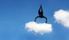 Turnen auf den Wolken. Das scheint dieser Mann in Würzburg mal ganz locker zu machen. Handstand auf der Schäfchenwolke, dann Purzelbaum durch das endlose Blau des Himmels. Leider sprang der Mann nur von einem Sprungturm im Freibad - aber das müssen wir ja nicht verraten!  Foto: dpa