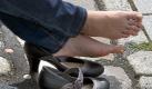 Gerade im Sommer entstehen Blasen häufig. Selbst daran rumzudoktoren, kann das Problem verschlimmern. (Bild: dpa) Foto: dpa