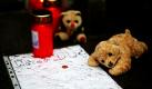 Im Kinderbett liegt noch ein Fläschchen und in der Wohnung gibt es eigentlich genug Babynahrung. Doch als die kleine Lara Mia am 11. März 2009 tot auf dem Boden des Schlafzimmers in Hamburg-Wilhelmsburg gefunden wird, wiegt sie nur 4,8 Kilo. Die Mutter des Mädchens und ihr Lebensgefährte müssen sich ab Donnerstag vor der Jugendkammer des Landgerichts Hamburg verantworten. Foto: dpa