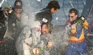 Der britische Pilot Paul Bonhomme genießt eine Champagnerdusche - verdient, denn er errang bei der Air-Race-Weltmeisterschaft in Barcelona den Titel.
 Foto: ap