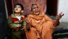Eine pakistanische Frau beweint den Tod eines Familienmitglieds. Bei dem Selbstmordanschlag in Lahore kamen mehrere Menschen ums Leben.  Foto: ap