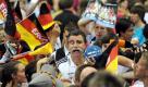 Nach dem Spiel gegen Lettland wird der deutsche Bundestrainer Heiner Brand von Fans umlagert. Für ihn war es das letzte Länderspiel als Bundestrainer. Die Partie endete mit einem 32:22-Sieg für die deutschen Handballer. Foto: dapd