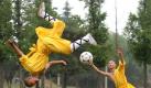Die Akrobatik der Mönche könnte eine echte Bereicherung für den Fußball sein. So etwas nennt man wohl unorthodoxes Spiel, oder? Foto: imago
