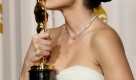 Bussi, Bussi! Penlope Cruz drckt einen Goldjungen an ihr Vintage-Chiffon-Kleid. Die Spanierin gewann den Oscar als beste Nebendarstellerin in Woody Allens Vicky Cristina Barcelona. Foto: ap