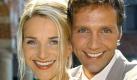 ARCHIV - Die Schauspieler Tanja Wedhorn (als Bianca Berger) und Patrik Fichte (als Oliver Wellinghoff) strahlen während der Vorstellung der ersten deutschen Telenovela mit dem Titel 'Bianca - Wege zum Glück' auf Schloss Reinbek bei Hamburg (Archivfoto vom 02.09.2004). Trotz des hier zu Lande abflauenden Telenovela- Booms erweist sich die ZDF-Serie weiterhin als Exportschlager. Die zur RTL Group gehörende Produktionsfirma Fremantle Media, deren deutsche Tochter Grundy Ufa die Serie entwickelte, habe die Lizenz nach Russland verkauft, berichtete das Nachrichtenmagazin «Der Spiegel» (Hamburg). Der Erste Kanal werde dort von September an 224 Episoden zeigen, allerdings nicht mit Darstellerin Tanja Wedhorn, sondern mit lokaler Besetzung und angepasst an den russischen Geschmack. Foto: Wolfgang Langenstrassen dpa (zu dpa 0163) +++(c) dpa - Bildfunk+++ Foto: dpa