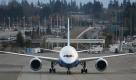 Boeing's 787 Dreamliner rolls down the runway during taxi tests on Saturday Dec. 12, 2009 at Paine Field in Everett, Wash. The largely composite airplane is scheduled for its maiden flight next week. (AP Photo/Seattle Post-Intelligencer, Joshua Trujillo) ** MAGS OUT; NO SALES; SEATTLE TIMES OUT; TV OUT; MANDATORY CREDIT ** Foto: ap