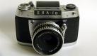 Die Pentacon Exa 1a - eine kleine Spiegelreflexkamera aus DDR-Produktion. In den Sucher blickte man Exa-typisch von oben hinein. Foto: Wikipedia