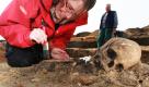 Das Skelett eines Kindes legt Anne Cogar-Krummnow, Grabungsarbeiterin des Landesamtes für Denkmalpflege und Archäologie Sachsen-Anhalt, auf einem Grabungsfeld in Haldensleben frei. Bestattungen aus der Jungsteinzeit und der frühen Bronzezeit sind dort die ältesten Spuren menschlicher Nutzung.  Foto: dpa