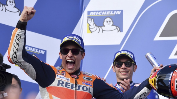 Marc Marquez (vorn) könnte in Malaysia seinen vierten MotoGP-Titel gewinnen. Valentino Rossi ist nach einer Verletzungspause chancenlos.