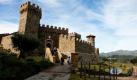 Hier ist es auch im Winter warm: Das Castello di Amorosa in der Toskana ist ein beliebter Ort für winterliche Sonnenanbeter. Foto: ap
