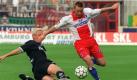 Platz 9: Für Dirk Weetendorf (r.) war 1998 bei Werder Bremen schon nach sieben Spielen Schluss. Erst als Ungeheuer im Sturm gefeiert, zuvor beim Hamburger SV in Anlehnung an die Stürmerlegenden Hrubesch und Seeler Horst-Uwe genannt, blieb der Angreifer an der Weser auf der Strecke. Nach neun torlosen Spielen wurde er an den Regionalligisten Eintracht Braunschweig abgegeben. Foto: dpa