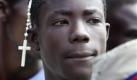 Ein Jugendlicher wartet in Port-au-Prince in einer Schlange auf Lebensmittel. Foto: ap