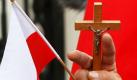Ein Mann, der für das Kreuz demonstriert, das an den verstorbenen polnischen Präsidenten Lech Kaczynski erinnert, betet mit einem kleinen Kruzifix in der Hand, nachdem das umstrittene Kreuz von seinem bisherigen Platz in die Kapelle des Präsidentenpalstes gebracht wurde. Damit sollte der erbitterte Konflikt um das Gedenksymbol in Warschau beendet werden. Das Kreuz wurde ohne Störungen umgesetzt. Foto: ap