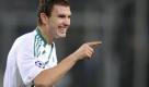 ARCHIV: Fussball, Uefa Champions League, Gruppenphase, Spieltag 6, Gruppe B, VfL Wolfsburg - Manchester United, Volkswagen-Arena, Wolfsburg: Wolfsburg Edin Dzeko jubelt nach seinem Treffer (Foto vom 08.12.09). Dzeko wechselt mit sofortiger Wirkung fuer eine geschaetzte Rekordtransfersumme zwischen 31 und 35 Millionen Euro zu Manchester City in die Premier League. Dies teilte Manchester City am Freitag (07.01.11) auf der Internetseite mit. Demnach unterschrieb Dzeko einen Vertrag bis 2015. Foto: John MacDougall/AFP/ddp/dapd Foto: ddp
