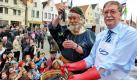 Gert Lindemann (rechts, CDU), Niedersächsischer Landwirtschaftsminister, und der als Seeräuber Klaus Störtebeker verkleidete Dieter Jorschik verteilen vor dem Rathaus im niedersächsischen Verden Heringe und Brot an Passanten. Die Aktion geht auf einen alten Brauch zurück: Dieser besagt, dass der Seeräuber Klaus Störtebeker vor seiner Hinrichtung im Jahre 1401 zwei Wochen vor dem Osterfest Spenden an Bedürftige verteilen ließ. Foto: dpa