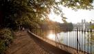 An manchen Stellen ist Manhattan fast unwirklich grün und ruhig, zum Beispiel rund um das Jacqueline Kennedy Onassis Reservoir im Central Park.  Foto: dpa