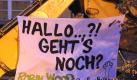 Robin Wood-Aktivisten stehen am Montag (30.08.2010) vor dem Nordflügel des Hauptbahnhofs in Stuttgart. Drei Gegner des Bahnprojekts Stuttgart 21 sind am frühen Morgen auf einen etwa zehn Meter hohen Großbagger geklettert, um die weiteren Abbrucharbeiten am Bahnhof zu verhindern. Foto: Marijan Murat dpa/lsw +++(c) dpa - Bildfunk+++ Foto: dpa