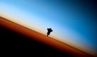 This image provided by NASA shows the silhouette of the space shuttle Endeavour in a very unique setting over Earth's colorful horizon photographed by an Expedition 22 crew member prior to STS-130 rendezvous and docking operations with the International Space Station Tuesday Feb. 9, 2010. (AP Photo/NASA) Foto: ap