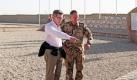 Verteidigungsminister Thomas de Maizière (links) steht bei seinem zweiten Truppenbesuch in Afghanistan in Masar i-Scharif am Ehrenhain. Dort gedachte er der Gefallenen des Bundeswehreinsatzes in Afghanistan. Erst in den letzten Wochen sind vier deutsche Soldaten bei Anschlägen und im Gefecht ums Leben gekommen. Foto: dpa