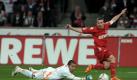 Bereits am Freitagabend stoppte Lukas Podolski und der 1. FC Köln den Höhenflug von Hannover 96. Hier kann Hannovers Torhüter Florian Fromlowitz dem Ball nur noch hinterherschauen. Foto: dpa