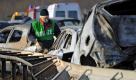 Ein Polizeibeamter untersucht am Freitag nach der Massenkarambolage auf der Autobahn 19 bei Kavelsdorf nahe der Ausfahrt Rostock-Laage ausgebrannte Autowracks. Foto: dapd