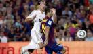 Madrid will mit Mesut Özil (l) endlich den Katalanen mit Mascherano den Rang ablaufen. Foto: dpa