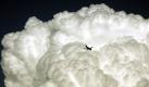 In this photo taken June 23, 2006, a jetliner flies into a cloud bank as it descends into the Washington, D.C. area in Potomac, Md. Like the warming atmosphere above, a once-taboo idea hangs over the slow, frustrating U.N. talks to try to curb climate change: Engineer, manipulate, tinker with the atmosphere or the planet itself.(AP Photo/Chris Gardner) Foto: ap