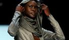 Das Model Alek Wek führt eine Kreation der Designerin Anja Gockel auf der Fashion Week in Berlin vor.  Auf der Berlin Fashion Week stellen rund 30 Designer ihre Kollektionen für die Wintersaison vor. Foto: ddp