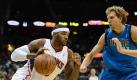 Josh Smith (l) von den Atlanta Hawks versucht mit dem Ball an Dirk Nowitzki vorbeizukommen. Foto: Erik S. Lesser Foto: dpa