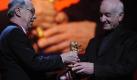 Der Schauspieler Armin Mueller-Stahl (r.) ist in Berlin mit dem Goldenen Ehrenbären der 61. Berlinale ausgezeichnet worden. Überreicht hat die Würdigung der Festivaldirektor Dieter Kosslick.
 Foto: dapd